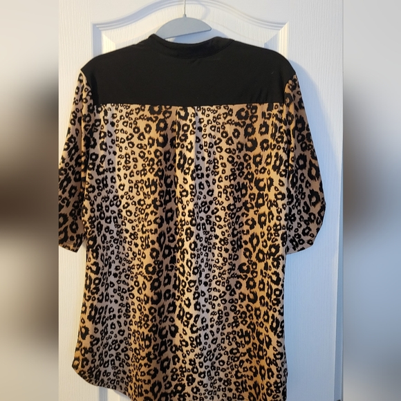 Women's v neck animal print blouse. Size L - Picture 4 of 5